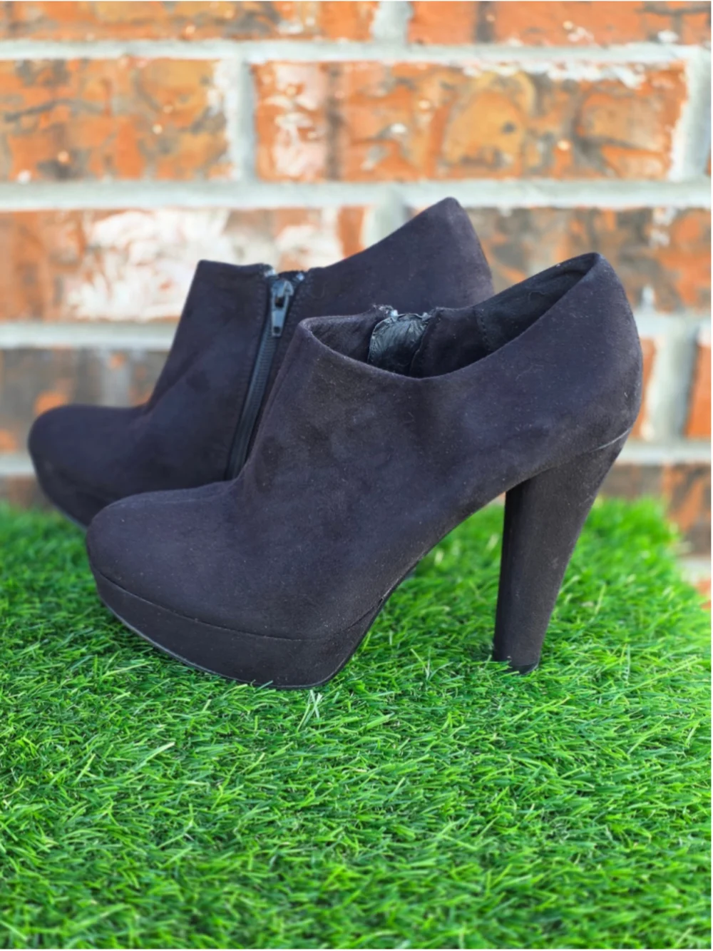Limelight Cubbie Black Faux Suede Platform Ankle Booties – Women’s Size 10